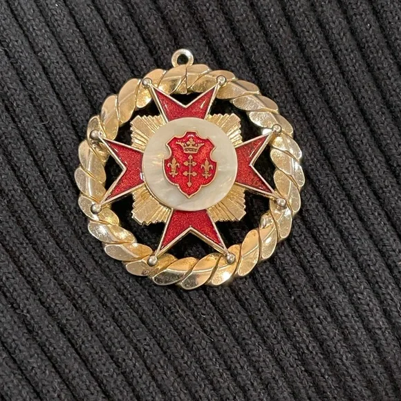 😍 VINTAGE COAT OF ARMS PENDANT Red Enamel, mother of pearl w gold finish